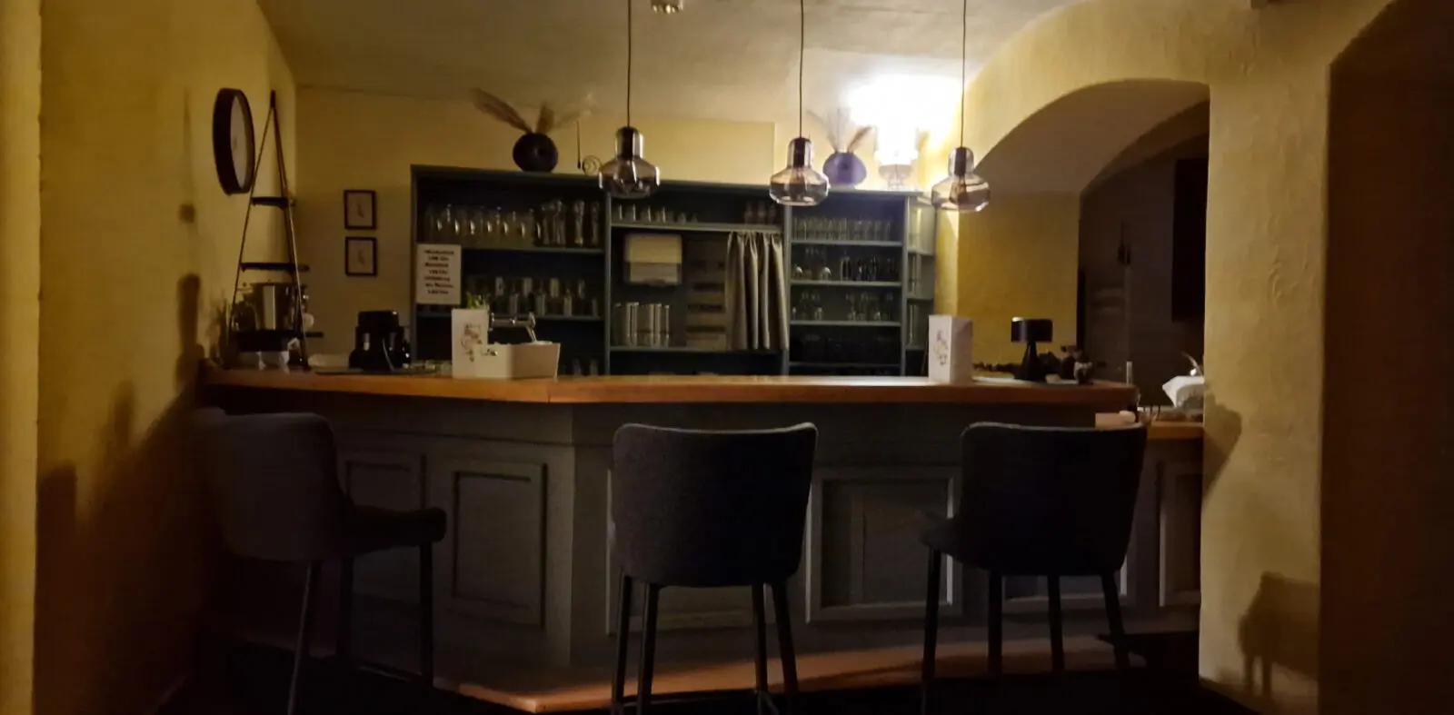 Gemütliche Bar im Gewölbe – Entspannter Treffpunkt für Gäste – Stilvolles Angebot der Landpension Am Silberberg in Oberwiera.