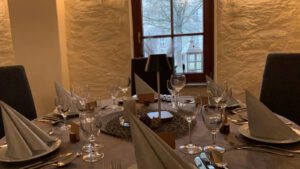 Stilvoll gedeckter Tisch im Säulenraum – Perfekte Atmosphäre für besondere Anlässe – Stilvolles Angebot der Landpension Am Silberberg in Oberwiera.