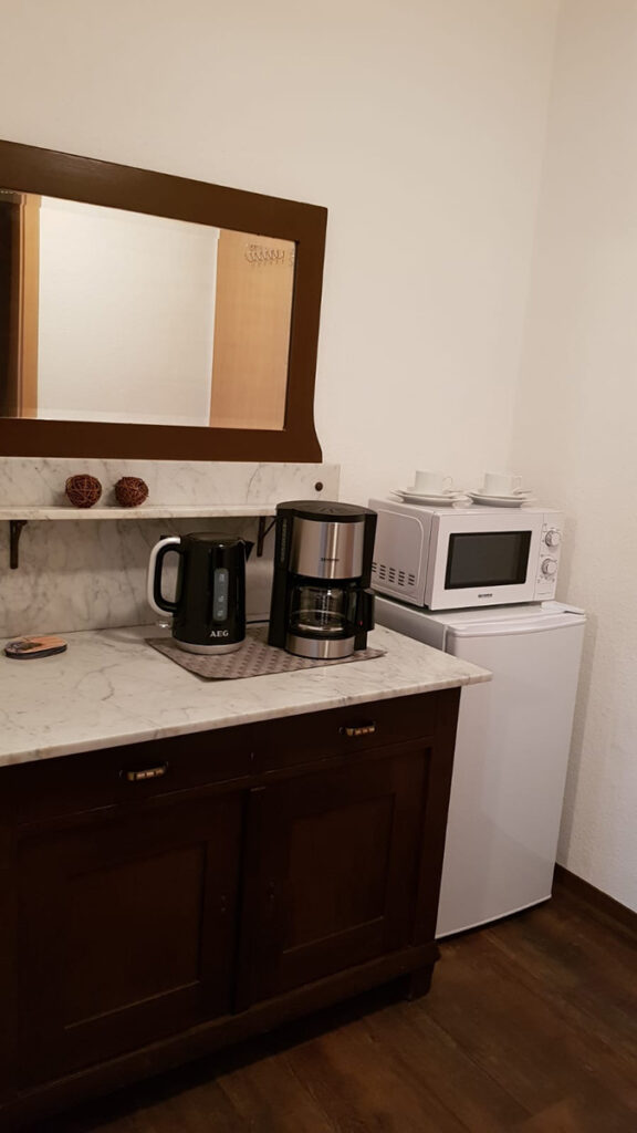 Küchenzeile mit Kaffeemaschine, Wasserkocher & Mikrowelle – Zimmer 8 – Landpension Am Silberberg in Oberwiera