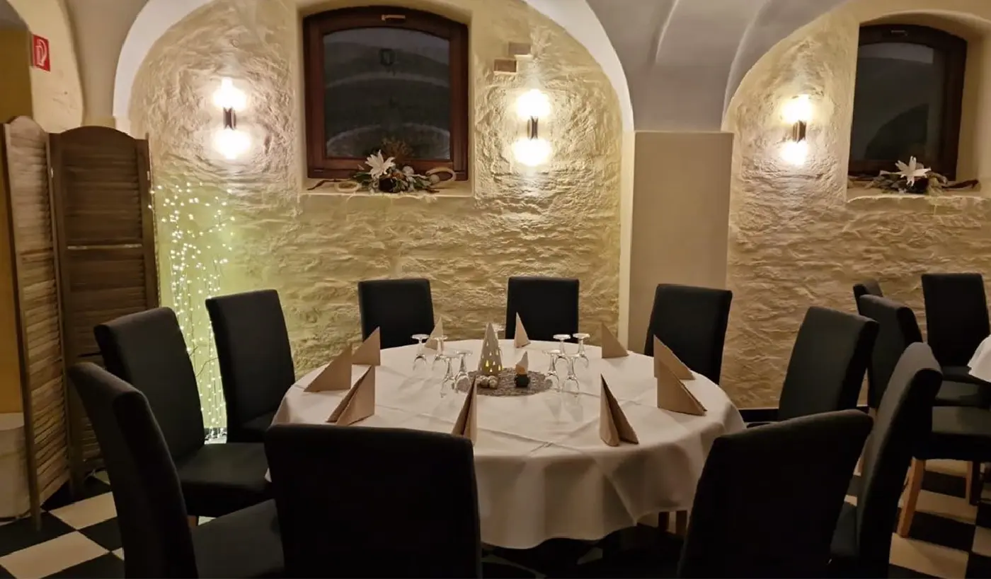 Eleganter Säulenraum der Landpension Am Silberberg, festlich dekoriert für Veranstaltungen.