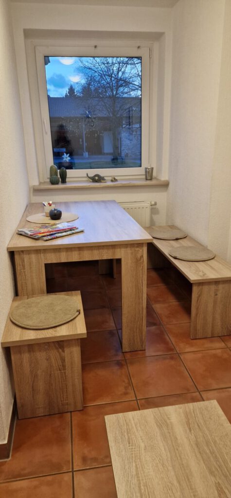 Sitzbereich mit Fenster und dekorativer Gestaltung – Landpension Am Silberberg in Oberwiera