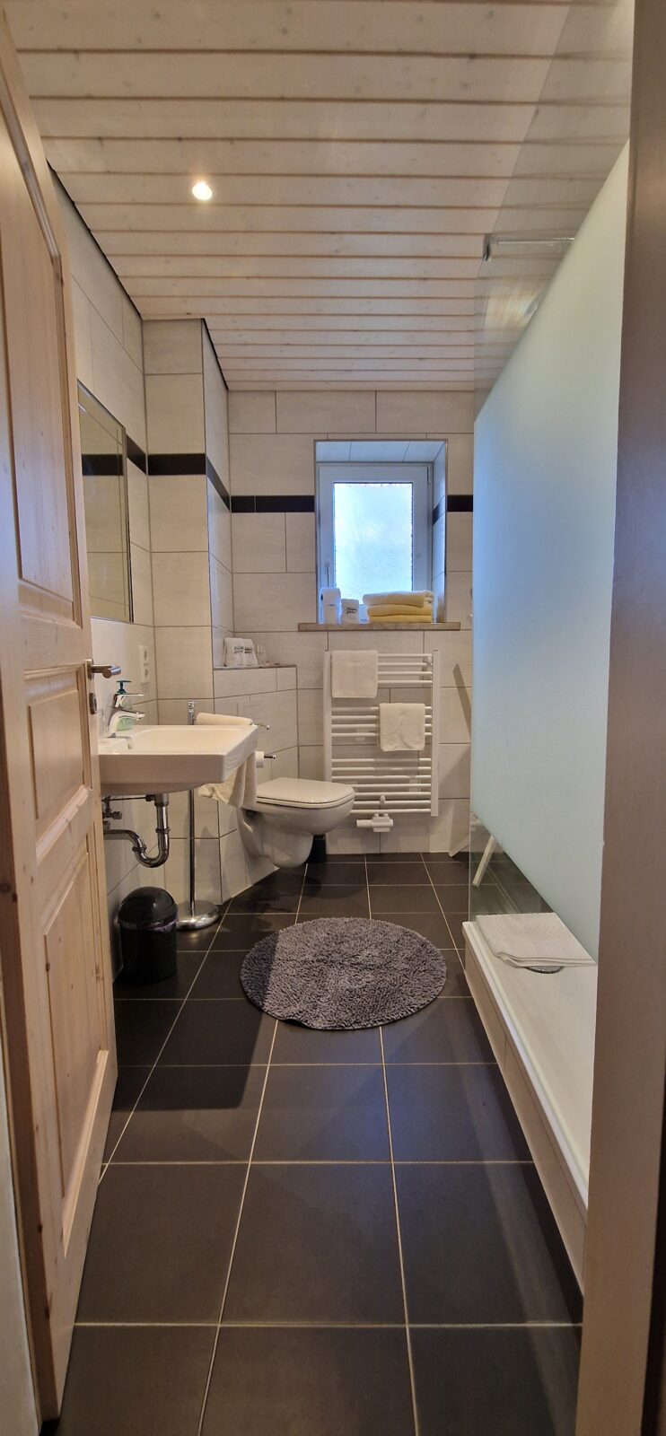 geraeumiges schoenes badezimmer ferienwohnung – Landpension Am Silberberg in Oberwiera